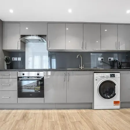 Modern 2 Bedroom Apartment In Central Woking Exterior photo