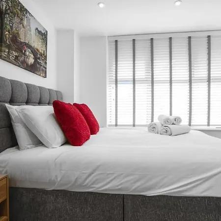 Modern 2 Bedroom Apartment In Central Woking Exterior photo