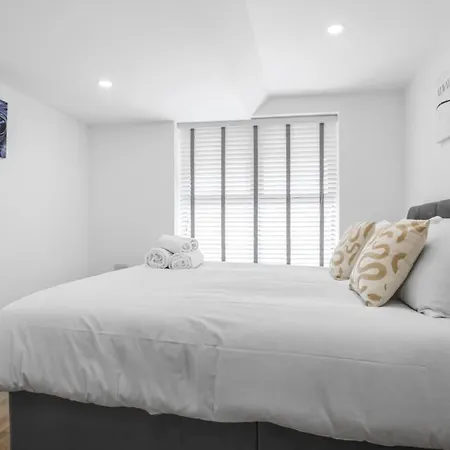 Modern 2 Bedroom Apartment In Central Woking Exterior photo