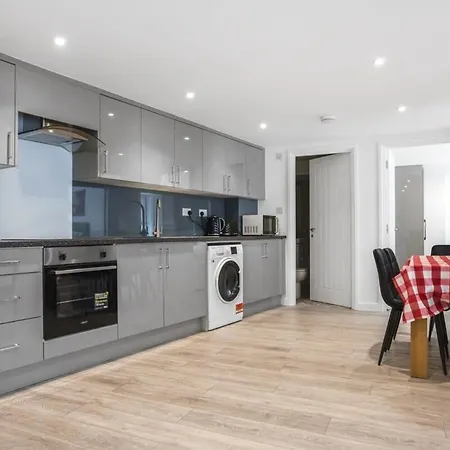 Modern 2 Bedroom Apartment In Central Woking Exterior photo