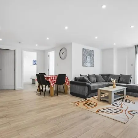 Modern 2 Bedroom Apartment In Central Woking Exterior photo