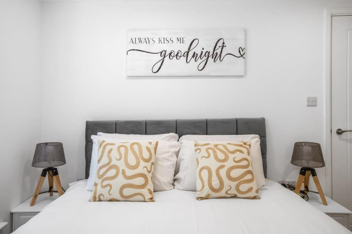 Modern 2 Bedroom In Apartment