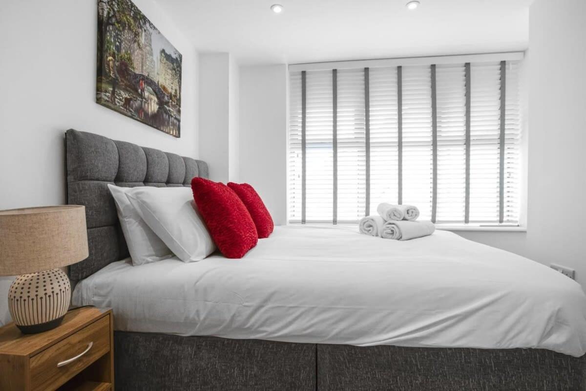 Modern 2 Bedroom In Apartment Woking
