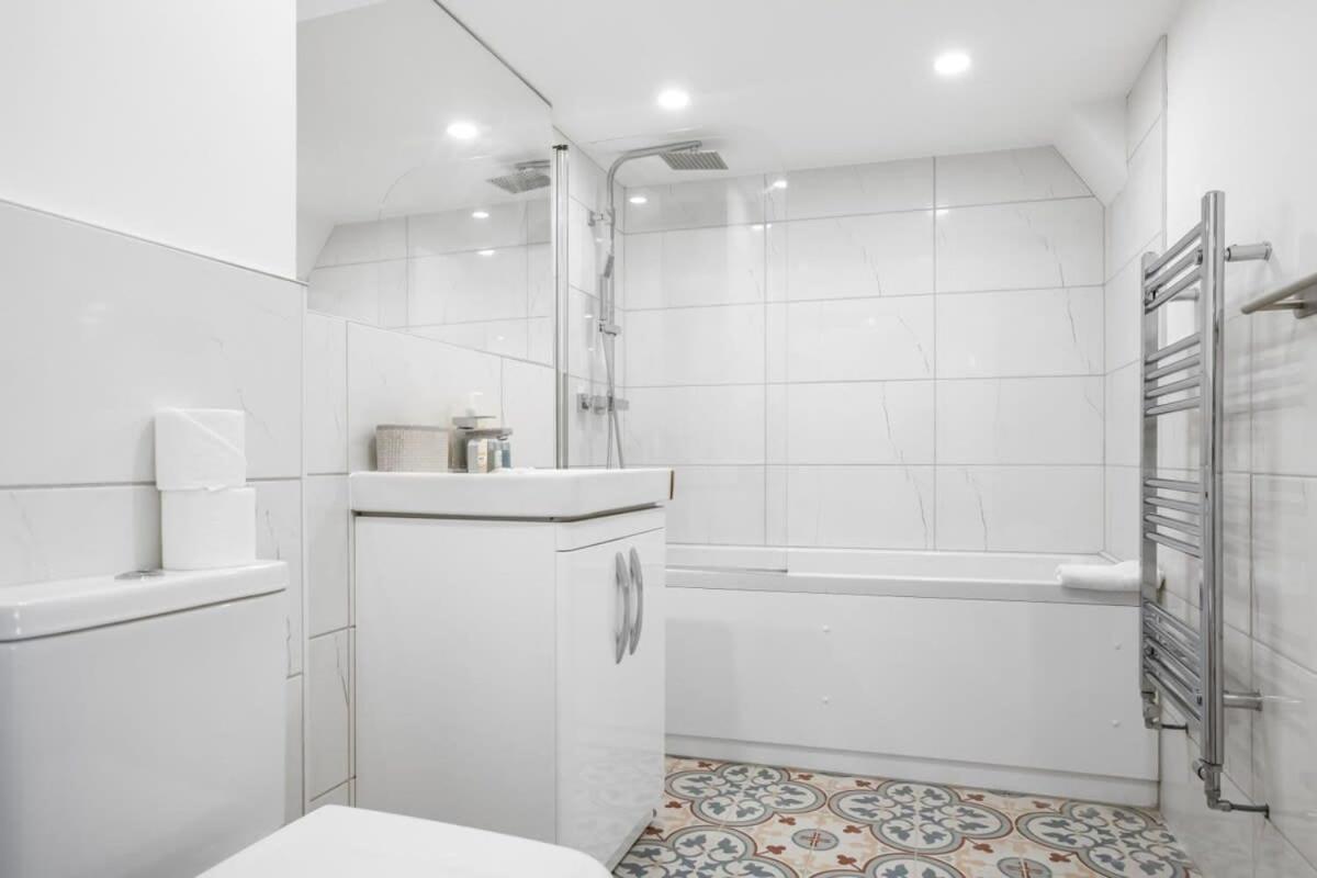 Modern 2 Bedroom In Apartment