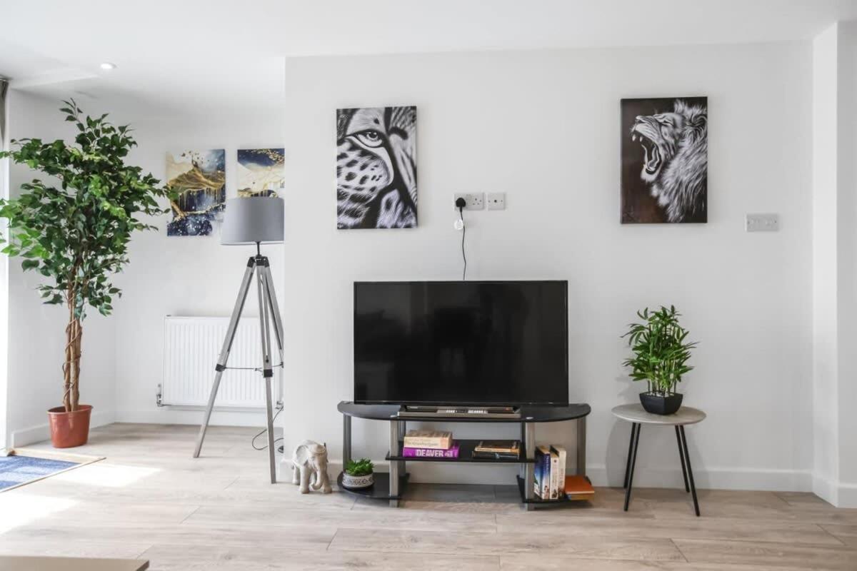 Modern 2 Bedroom In *