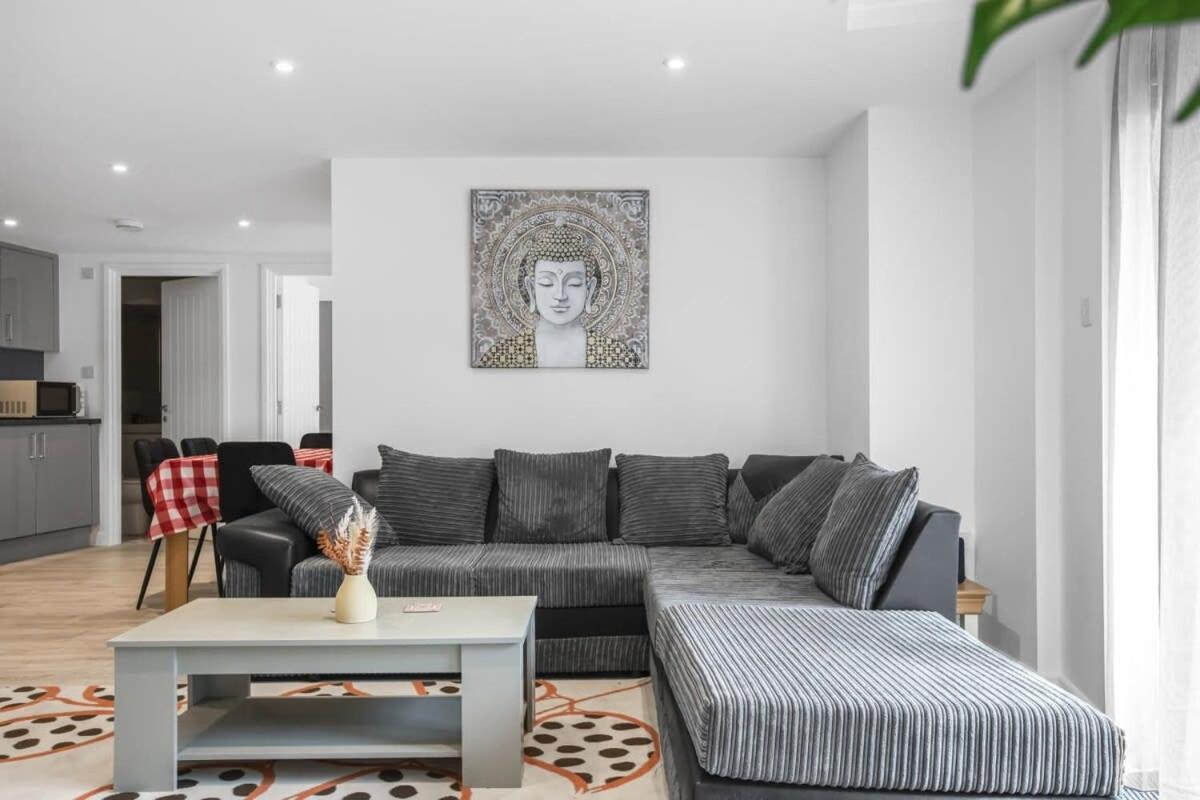 Modern 2 Bedroom In Apartment *
