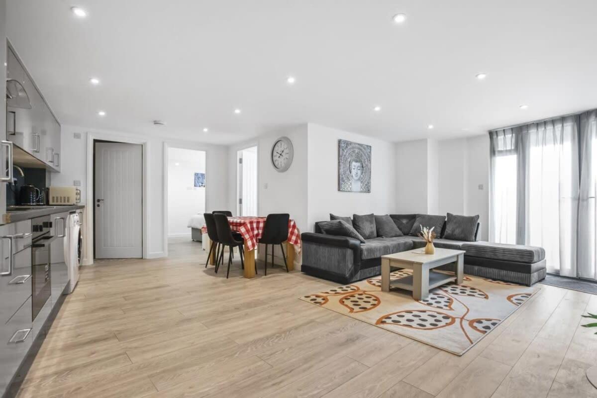 Modern 2 Bedroom In Apartment Woking